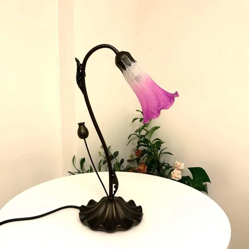 Vista 4 de Bieye L10849 Lámpara de mesa de acento de vidrio soplado con flor de lirio para decoración de sala de estar/dormitorio (1 luz, púrpura)