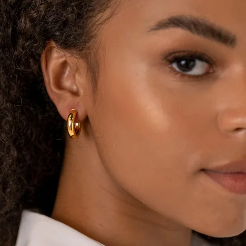 Vista 4 de PAVOI Aros abiertos ligeros y gruesos chapados en oro de 14 quilates para mujer Aretes de aro de oro de moda