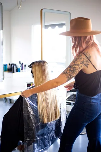 Vista 6 de FRAMAR Capas desechables para cortar el cabello, protege a los clientes, capas y sillas desechables para peluquería, capa de tinte para el cabello