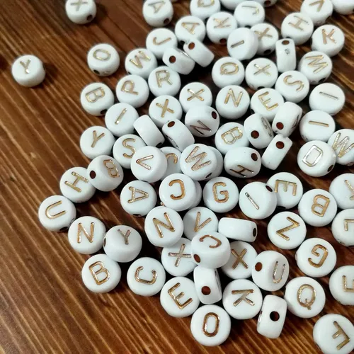 Vista 4 de Amaney - 1000 cuentas redondas de acrílico blanco de 0.236 x 0.186 pulgadas con letras del alfabeto de oro rosa para hacer joyas