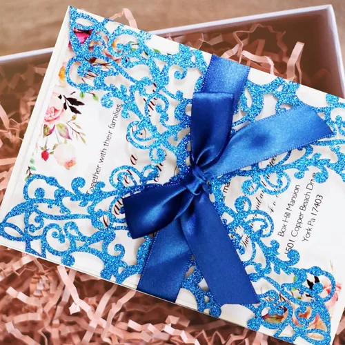 Vista 3 de 50 invitaciones de boda azules en polvo azul cortado con láser con sobres de hoja interior en blanco y cintas para boda, compromiso, despedida