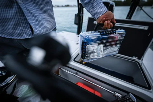 Vista 4 de Plano Guide Series 3700 Field Box Caja Impermeable, Azul, Grande, Caja Seca Impermeable con Correa para la Muñeca para Barco, Kayak y Campamento