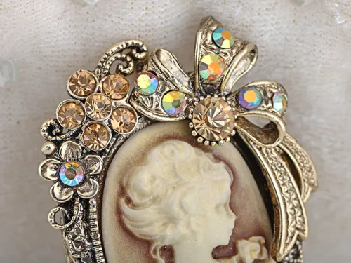 Vista 2 de Alilang broche camafeo inspirado en dama victoriana, con cristales como imitación de diamante y moño de cinta.