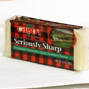 CABOT CHEESE CHEDDAR SERIAMENTE AGUJADO 8 OZ CHUNK PACK DE 3