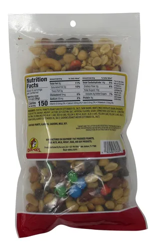Vista 2 de Buc-ee's Classic Trail Mix en una bolsa resellable, cacahuetes, pasas, chocolate, almendras, anacardos, una bolsa de 10 onzas