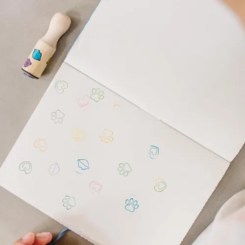 Vista 9 de Melissa & Doug Happy Handles, Sellos con mango de madera, 6 sellos y 6 almohadillas de tinta