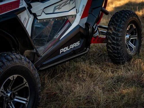 Vista 3 de SuperATV Rock Sliders Nerf Bars Tree Kickers para Polaris RZR XP Turbo 2016+ Negro arrugado Construido de tubo resistente de 1.75 pulgadas Negro