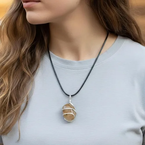 Vista 7 de AYANA - Collar de cuarzo rutilado dorado para mujer, hecho a mano, cristal de cuarzo de origen ético para equilibrio emocional y manifestación
