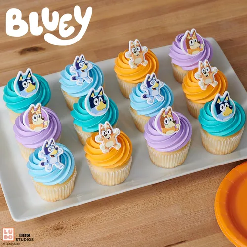 Vista 2 de DecoPac Bluey So Much Fun Anillos, 24 decoraciones para cupcakes con Bluey, Bingo, Bandit y Chilli, 3D seguros para alimentos, paquete de 24