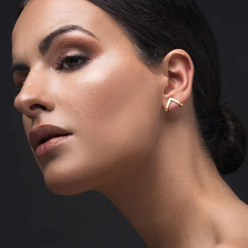 Vista 2 de Emmanuela - Aretes de aro texturizados en forma de V, plata de ley 925 chapada en oro, estilo minimalista, moderno, sexy, hipoalergénicos y sin