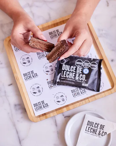 Vista 5 de Dulce de Leche & CO. Mini Alfajores mezclados en un Doypack, 16 Unidades - 8 Chocolate Negro 8 Chocolate Blanco - 400 Gr - 14.11 LB (1)