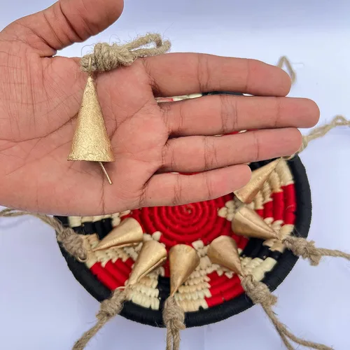 Vista 3 de 10 campanas rústicas de vaca de metal dorado con cuerda de yute de 2 pulgadas, cascabeles pequeños para manualidades, campanas de Navidad, adornos