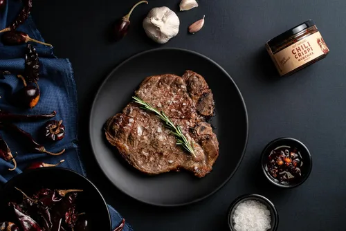 Vista 7 de Aceite de chile caliente, aceite de oliva picante de 7 onzas, salsa picante gourmet multiusos con ajo, semillas de sésamo y pimientos