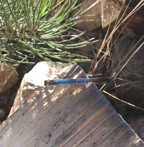 Vista 4 de Pulsera de estaño para hombre o mujer, de la colección John Muir, hecha en Estados Unidos