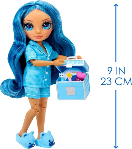 Vista 3 de Rainbow High Jr High PJ Party - Skyler, Muñeca de moda posable azul de 9" con enterizo suave, pantuflas, accesorios de juego divertidos, gran