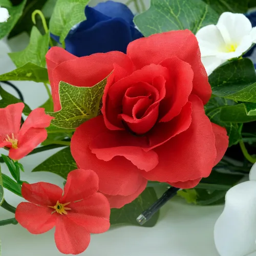 Vista 6 de Guirnalda temática patriótica pre-iluminada, guirnalda decorativa con energía solar y luces LED, hiedra artificial con rosas rojas, blancas