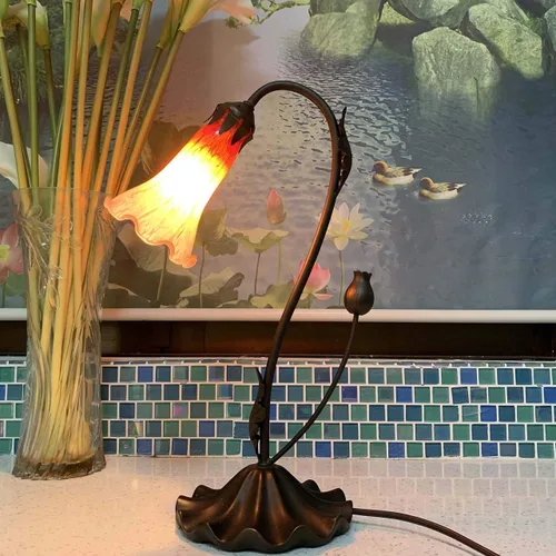 Vista 4 de Bieye L10849 Lámpara de mesa de acento de vidrio soplado con flor de lirio para decoración de sala de estar/dormitorio (1 luz, púrpura)