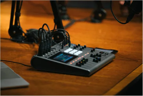 Vista 2 de Zoom PodTrak P8 Grabadora de podcasts, 6 entradas de micrófono, 6 salidas de auriculares, entrada de teléfono, pads de sonido, edición integrada