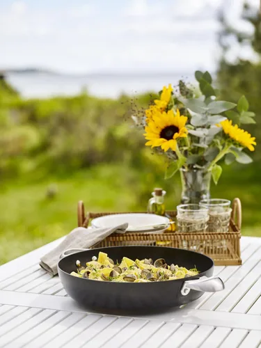 Vista 2 de Scanpan Pro IQ - Sartén antiadherente de 4.25 cuartos de galón con tapa, compatible con todas las estufas, lista para inducción, apta