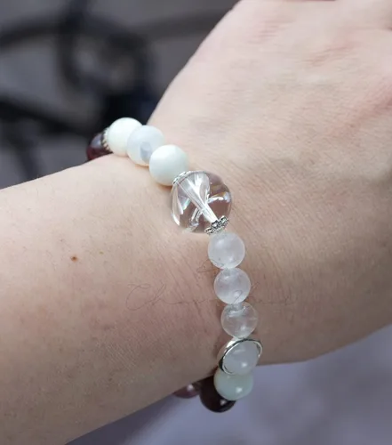 Vista 8 de Pulsera curativa de cristal natural con piedras preciosas, cuarzo rutilado, piedra lunar, cuarzo hecho a mano, pulsera de diseño original