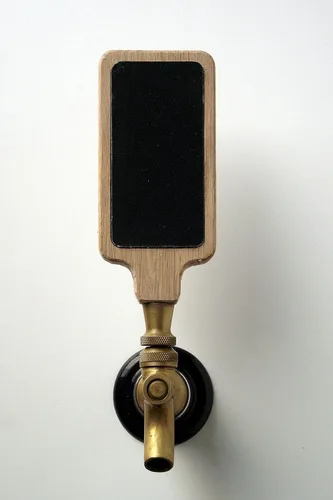 Vista 2 de Mango de grifo de café de cerveza con pizarra de tiza negra personalizable de 2 x 4 o pizarra blanca de borrado en seco. Funciona en todos