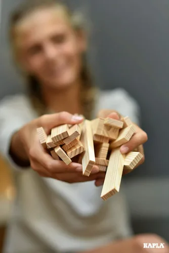 Vista 9 de KAPLA Challenge - Juego de construcción de madera, 16 tablones de construcción y 12 cartas de desafío