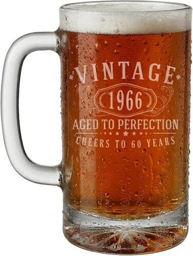 Taza de cerveza vintage de 1966 grabada de 16 onzas, regalos de cumpleaños 60 para hombres y mujeres 1.0 | Saludos 60 años! Ideas de fiesta de feliz