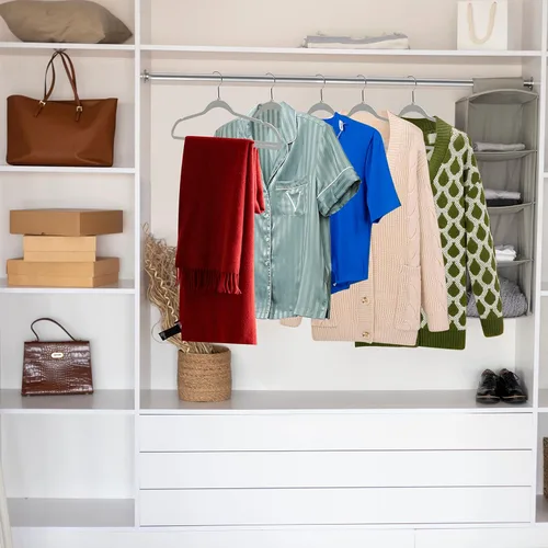 Vista 2 de Quality Hangers Paquete de 20 perchas de plástico para ropa, perchas delgadas sin terciopelo con gancho cromado giratorio de 360° y muescas