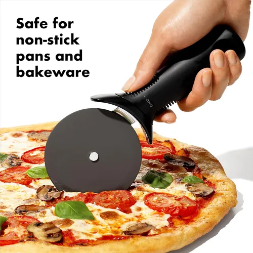 Vista 3 de OXO Good Grips - Rueda y cortador de pizza para sartenes antiadherentes