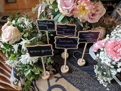 Vista 5 de 20 piezas de mini letreros de pizarra de madera y calcomanías de repuesto, etiquetas de alimentos para bufé de fiesta, pizarra para letreros