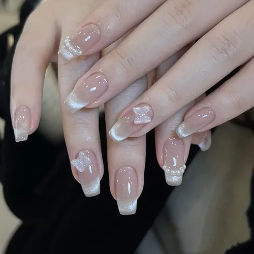 Uñas postizas acrílicas artificiales con punta francesa en color nude con diseño de mariposa de cristal 3D y perla - Uñas de ataúd brillantes