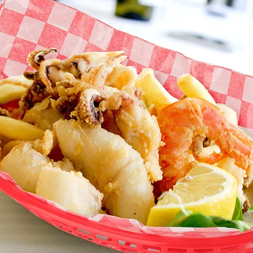 Vista 6 de MANCHAP Paquete de 50 cestas rojas de comida rápida de 8.8 x 5.5 pulgadas, cestas de plástico para servir alimentos con 100 forros a cuadros, cestas