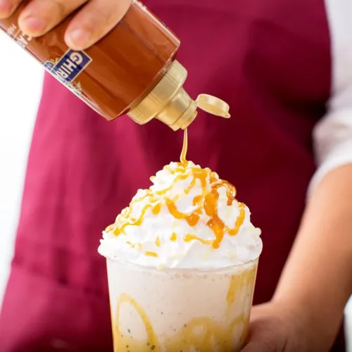 Vista 6 de Ghirardelli Salsa de caramelo, botella exprimible de 16 onzas (paquete de 2) con cuchara de barista estampada Ghirardelli