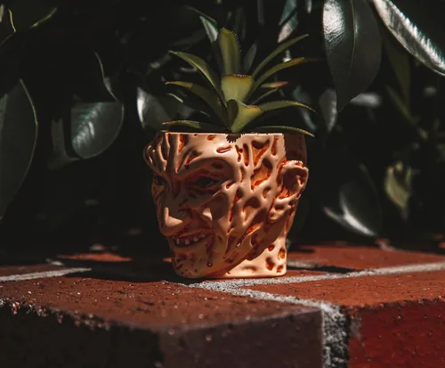 Vista 6 de A Nightmare On Elm Street Freddy Krueger - Mini maceta de cerámica de 3 pulgadas con suculentas artificiales, maceta pequeña, planta