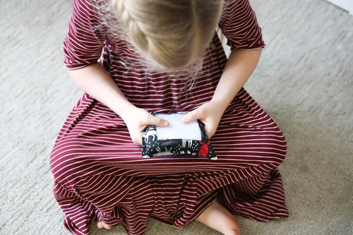 Vista 7 de AmishToyBox.com I Spy Bag - Juego de búsqueda y búsqueda de viajes, hecho a mano (estampado perezoso)