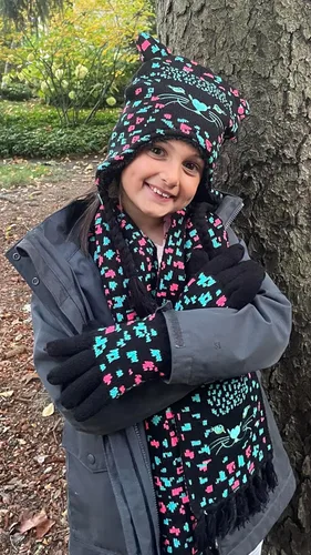 Vista 4 de N'Ice Caps, juego de accesorios gorra, bufanda, guante tejidos de sherpa con estampado para chicas.