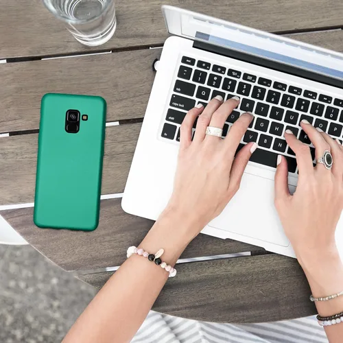 Vista 6 de kwmobile Funda compatible con Samsung Galaxy A8 (2018) - Funda de silicona TPU metálica suave y delgada - Verde metálico oscuro