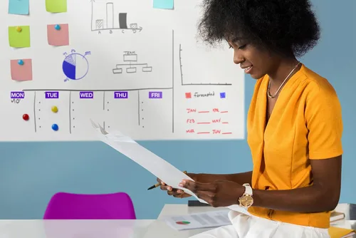 Vista 4 de Papel tapiz autoadhesivo magnético de borrado en seco con bandeja magnética para marcadores, marcadores de borrado en seco y paño de microfibra