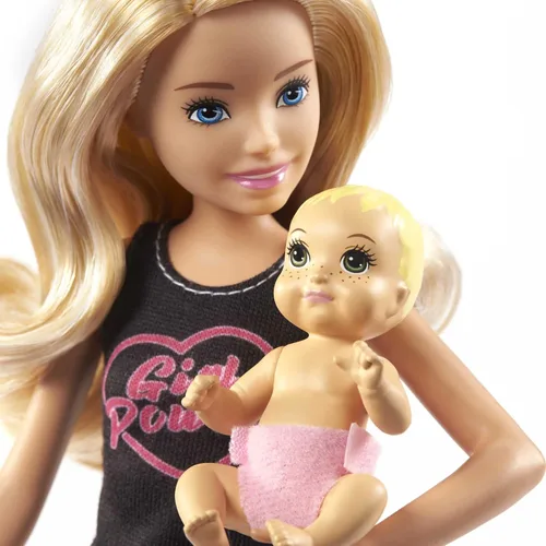 Vista 3 de Set de Barbie Skipper Babysitters Inc con muñeca rubia en camiseta 'Girl Power', muñeca bebé y 4 accesorios