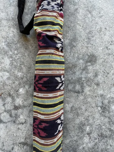 Vista 5 de Didgeridoo Bamboo quemado 47" de largo con bolsa roja