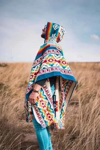 Vista 4 de Alpaca ponchos for men and women Handmade with the best baby alpaca wool material by Ecuadorian artisans