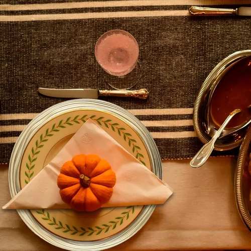 Vista 4 de Platos base redondos de 13 pulgadas, juego de 6, platos para cena a granel para boda (dorados)