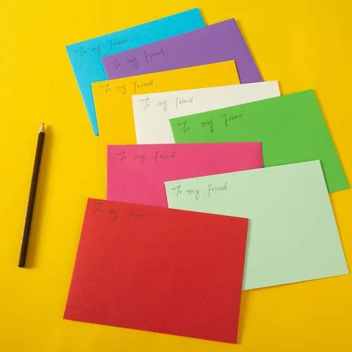 Vista 4 de Paquete de 50 sobres de invitación coloridos A7 de 5 x 7 con calcomanías doradas para tarjetas de 5 x 7, cumpleaños, bodas, graduaciones, tarjetas