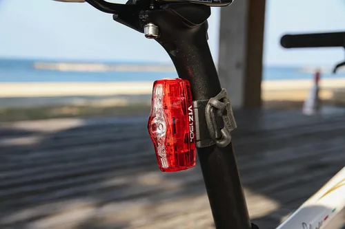 Vista 3 de CATEYE ViZ USB Rechargeable Daytime Safety Light – Super Bright LED Rear Bike Light, Visible up to 1 Mile, Opticube™ Lens, Day & Night Flash Modes