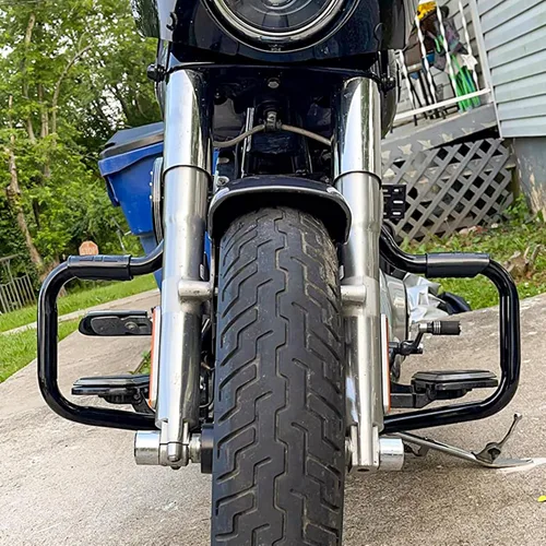 Vista 4 de Mofun Barra Protectora de Motor Negro Brillante para Carretera Compatible con Harley Softail FL Modelos Deluxe Fat Boy Slim Heritage Springer