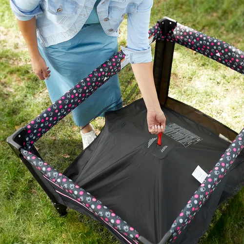 Vista 12 de Disney Baby® 3D Ultra Play Yard con moisés y bolsa de almacenamiento, Peeking Mickey