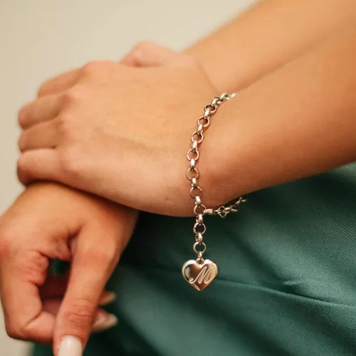 Vista 2 de Monily Brazaletes de acero inoxidable y dije en forma de corazón con inicial, 26 letras del alfabeto, brazalete para mujer