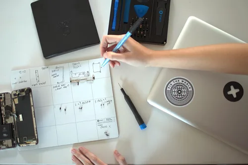 Vista 4 de iFixit Alfombrilla magnética para proyectos, superficie de trabajo magnética regrabable para reparación de electrónica, teléfono, laptop