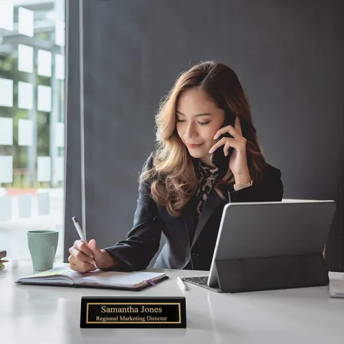 Vista 2 de Providence Engraving Placa de nombre de escritorio de madera personalizada para oficina con acabado de piano grabado con láser personalizado en Negro