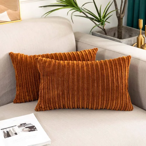 Vista 146 de UGASA - Fundas de almohada decorativas de terciopelo suave y sólidas de Navidad para sala de estar/sofá, 16 x 16 pulgadas, 2 unidades, color burdeos